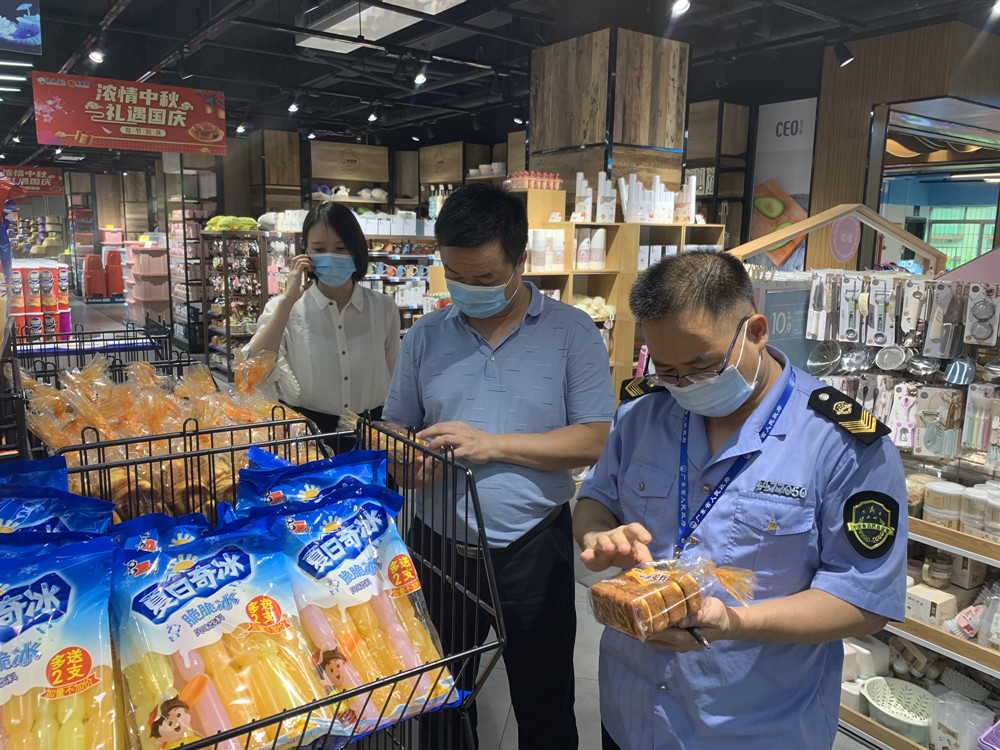 清城區(qū)市場監(jiān)管局領導班子帶隊開展“中秋、國慶”節(jié)前安全大檢查3.jpg