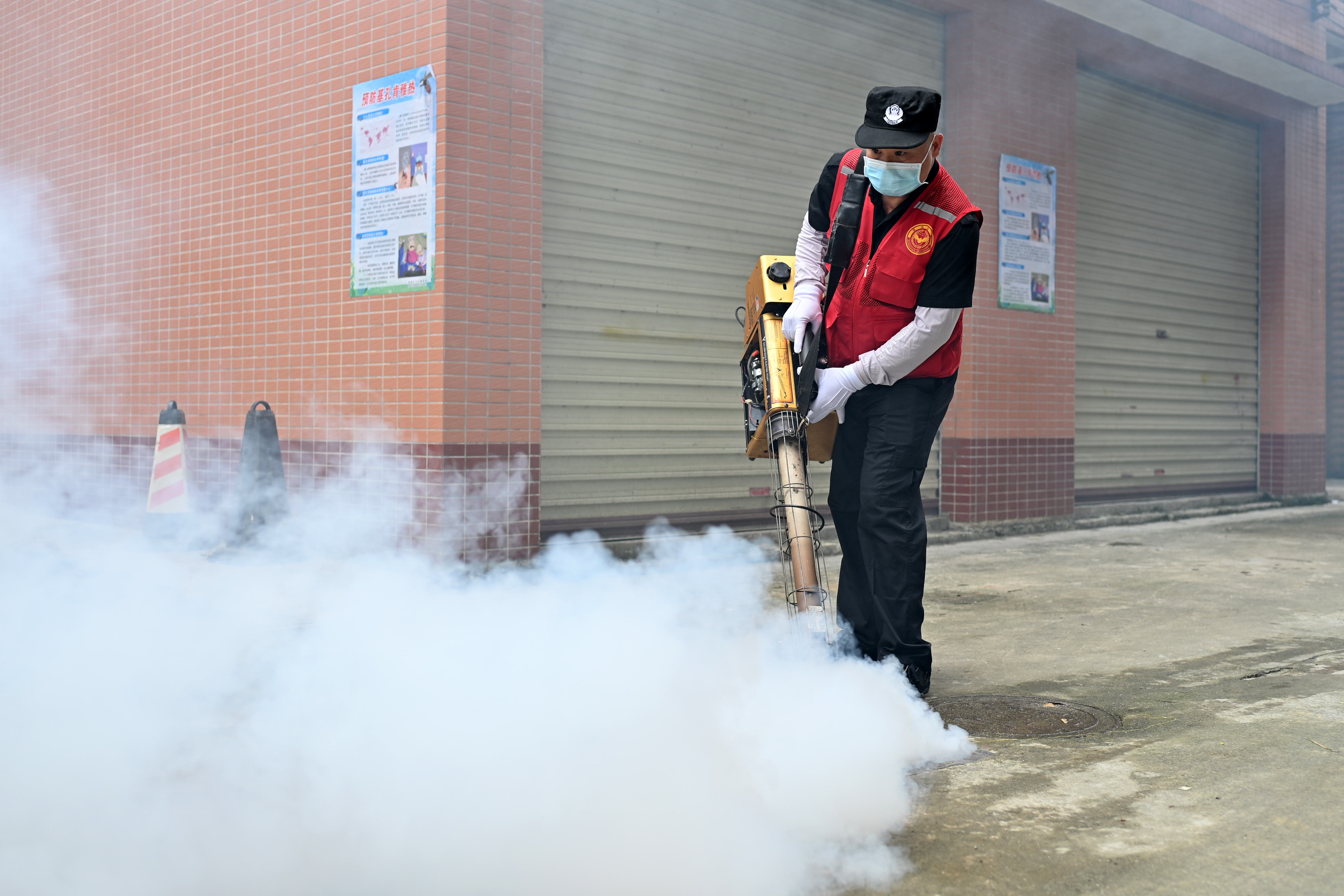 組織專業(yè)力量開(kāi)展統(tǒng)一蚊媒消殺.jpg